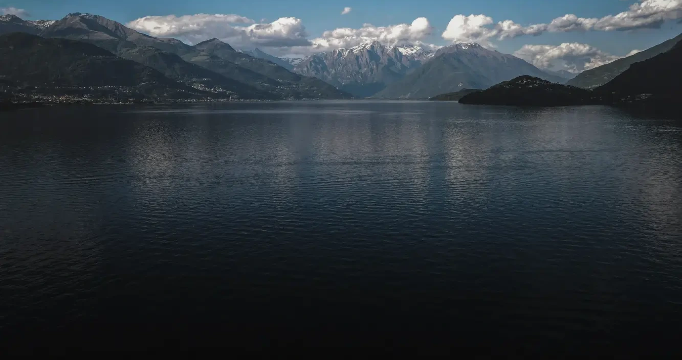Paisaje de una laguna en un entorno montañoso
