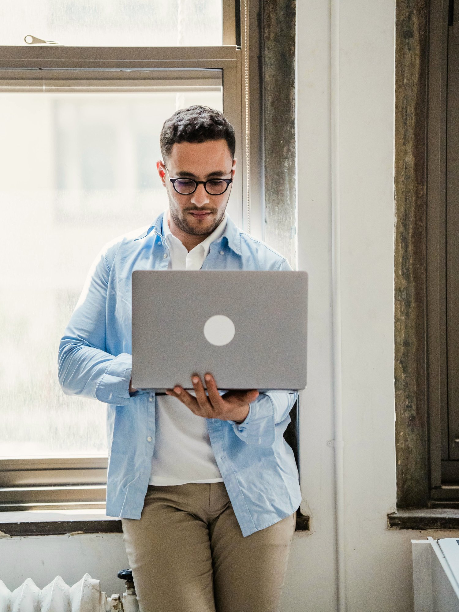 Foto de una persona usando una laptop.