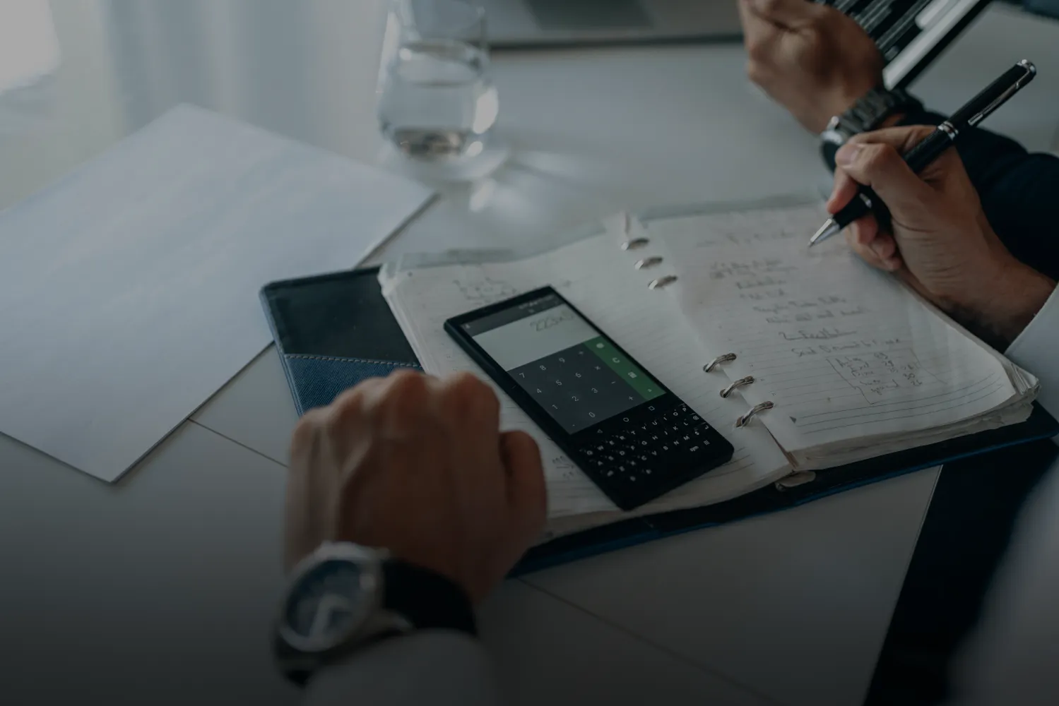 Contador realizando calculos impositivos